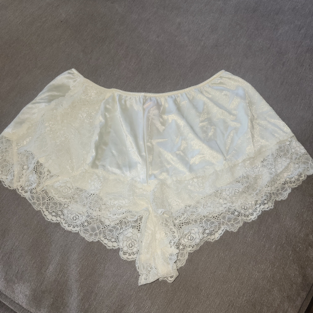 Victoria's Secret Bridal White Satin Lace-Trim Sleep Shorts SZ M